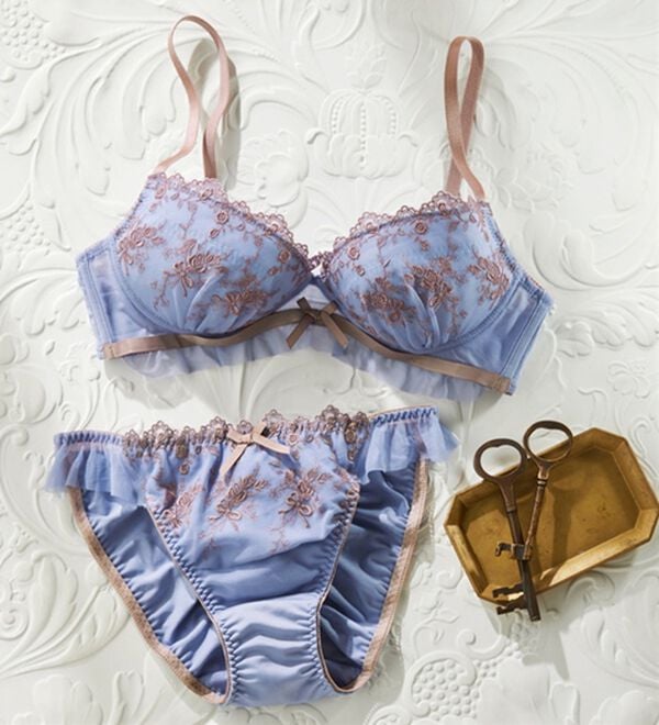 YU'NOW（ユナウ）の「ぷるるん谷間のノンワイヤーブラ＆ショーツ（ブラジャー＆ショーツセット）」｜グレイッシュブルーリボンレース