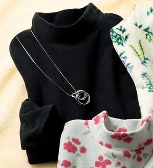 LAVIENNE（ラヴィエンヌ）の「薄手ストレッチフリースのプリントハイネック長袖（ニット・セーター）」｜ブラック(無地)