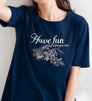 BELLUNA（ベルーナ）の「綿１００％プリントＴシャツ（Tシャツ）」｜ネイビー・ロゴ植物