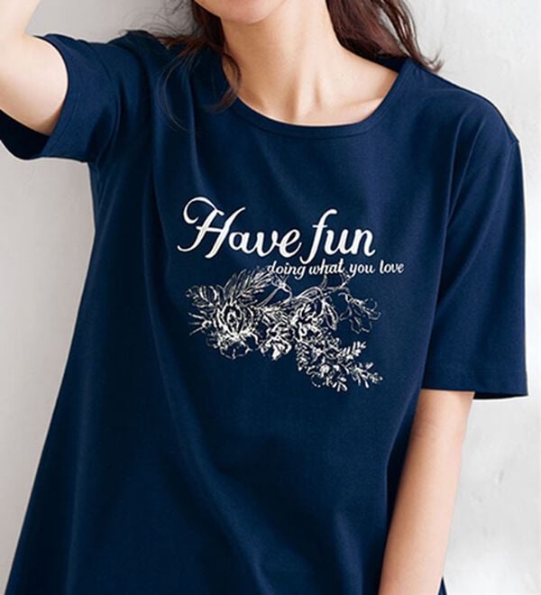 BELLUNA（ベルーナ）の「綿１００％プリントＴシャツ（Tシャツ）」｜ネイビー・ロゴ植物