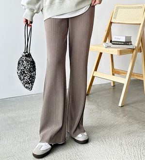 GeeRA（ジーラ）の「セルフカット美脚魅せセミフレアパンツ（フルレングスパンツ）」｜モカブラウン