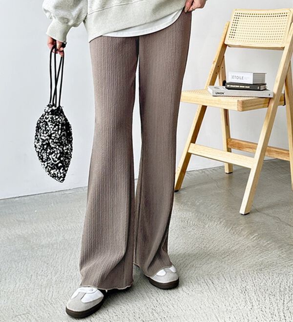 GeeRA（ジーラ）の「セルフカット美脚魅せセミフレアパンツ（フルレングスパンツ）」｜モカブラウン