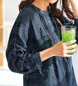 BELLUNA（ベルーナ）の「シアーチェック素材袖ドロストブラウス（シャツ）」｜ネイビー