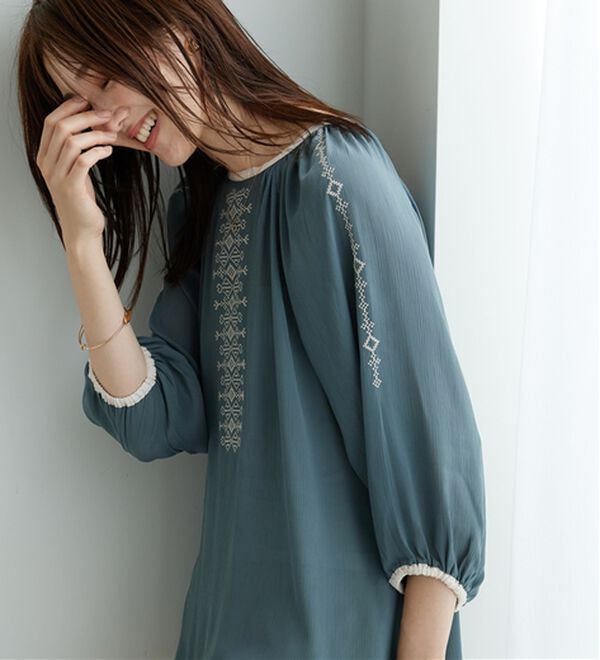 BELLUNA（ベルーナ）の「シフォン素材刺しゅうデザインブラウス（ブラウス）」｜詳細画像