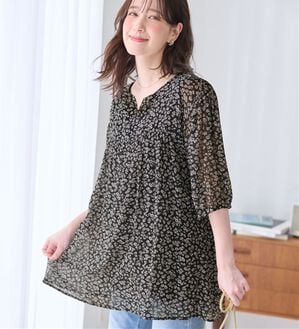 Viola e Viola（ヴィオラ エ ヴィオラ）の「【毎日着たい！】カットソー裏地付シフォンチュニック（チュニック）」｜ブラック系花柄