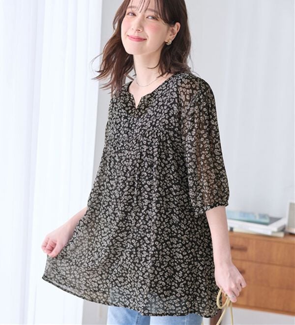 Viola e Viola（ヴィオラ エ ヴィオラ）の「【毎日着たい！】カットソー裏地付シフォンチュニック（チュニック）」｜ブラック系花柄