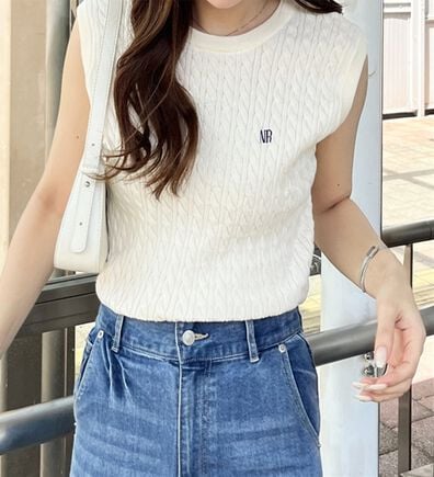 GeeRA（ジーラ）の「ケーブル編み刺しゅうノースリニット（ベスト）」