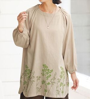 BELLUNA（ベルーナ）の「すぽっと着られる裾刺しゅうチュニック（ブラウス）」｜詳細画像