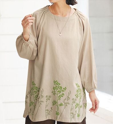 BELLUNA（ベルーナ）の「すぽっと着られる裾刺しゅうチュニック（ブラウス）」