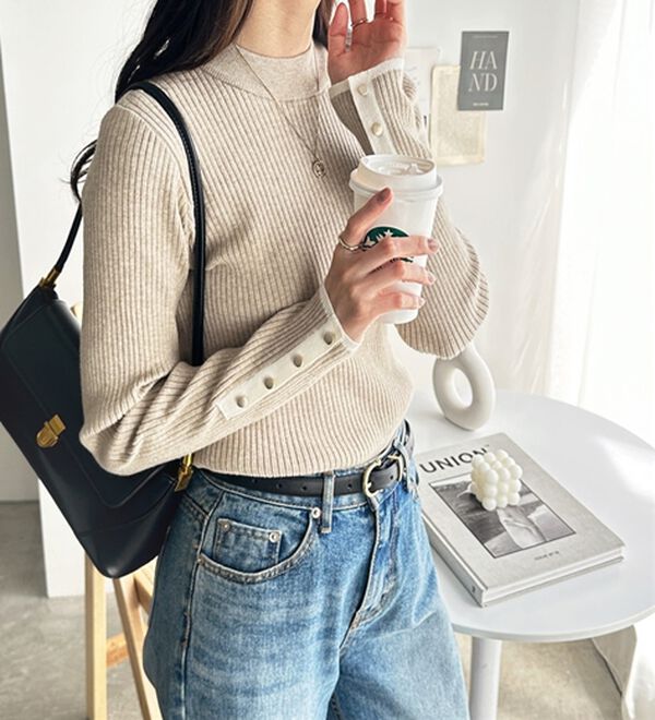 GeeRA（ジーラ）の「袖口ボタン配色ハイネックリブニット（ニット・セーター）」｜詳細画像