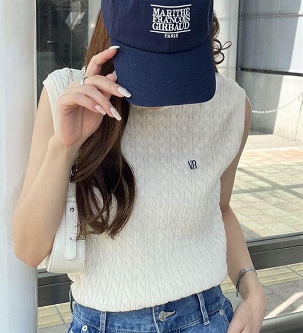 GeeRA（ジーラ）の「ケーブル編み刺しゅうノースリニット（ベスト）」｜詳細画像