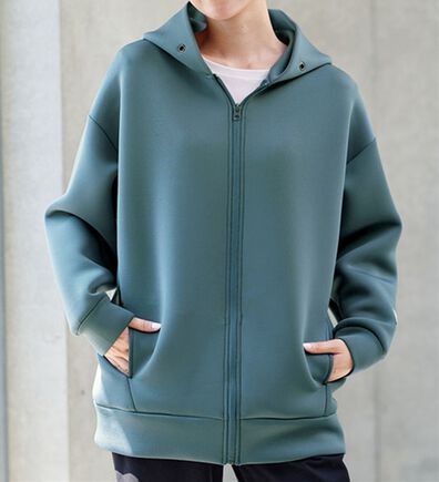 BELLUNA（ベルーナ）の「肩が疲れにくい！マシュマロ感覚ジップフーディー（ブルゾン）」