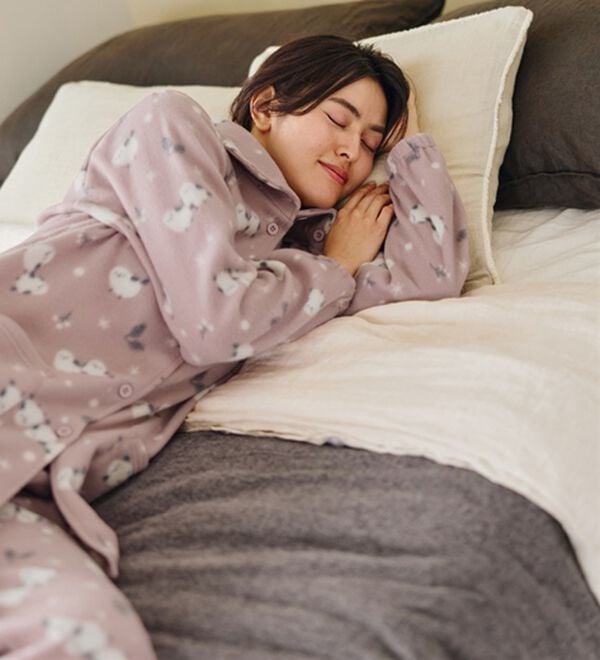 LAVIENNE（ラヴィエンヌ）の「【首元までぬくぬく】ソフトでかるぽかフリースパジャマ（パジャマ・ルームウェア）」｜詳細画像
