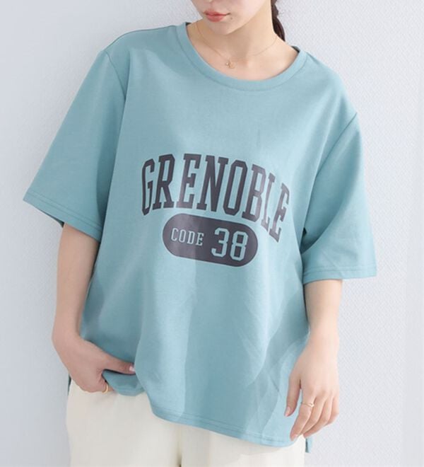 A HAPPY MARILYN（アハッピーマリリン）の「【Ｍ～８Ｌ】【接触冷感・ＵＶ対策】カレッジプリント裾ラウンドＴシャツ（Tシャツ）」｜ブルーグリーン