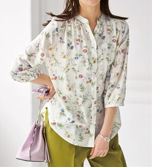 BELLUNA（ベルーナ）の「ギャザー使いレーヨンプリントブラウス（ブラウス）」｜花柄&times;アイボリー
