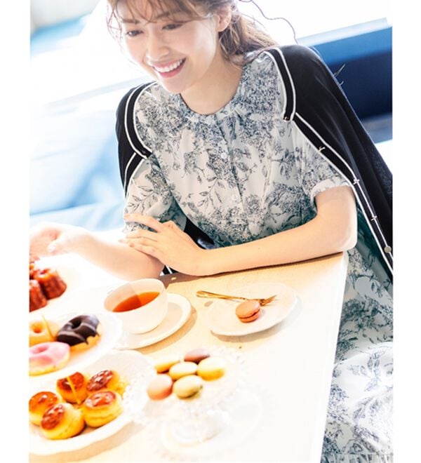 alotta（アロッタ）の「線画タッチ花柄ギャザー切替ワンピース（プリントワンピース）」｜詳細画像