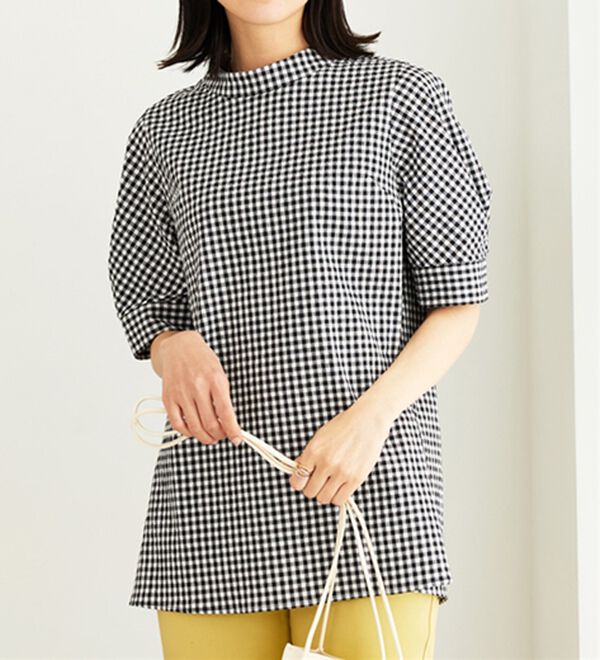 BELLUNA（ベルーナ）の「サッカー素材後ろボタンデザインブラウス（ブラウス）」｜詳細画像