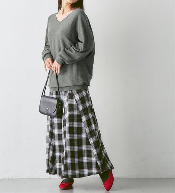 Viola e Viola（ヴィオラ エ ヴィオラ）の「【静電気防止】綿１００％Ｖネックドルマンセーター＜Ｍ～４Ｌ＞（ニット・セーター）」｜詳細画像