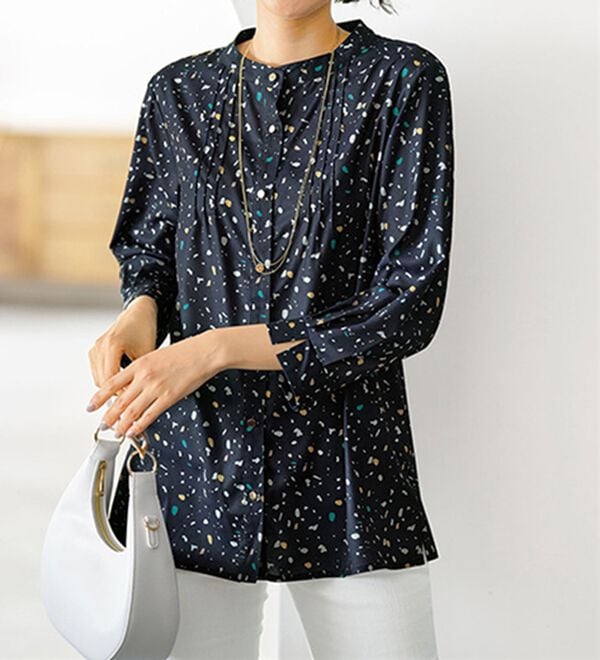 BELLUNA（ベルーナ）の「ピンタック使いドット柄プリントブラウス（ブラウス）」｜ネイビー系