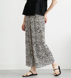 BELLUNA（ベルーナ）の「なめらか素材ゆったりプリーツパンツ（ワイドパンツ・ガウチョ）」｜アイボリーアニマル