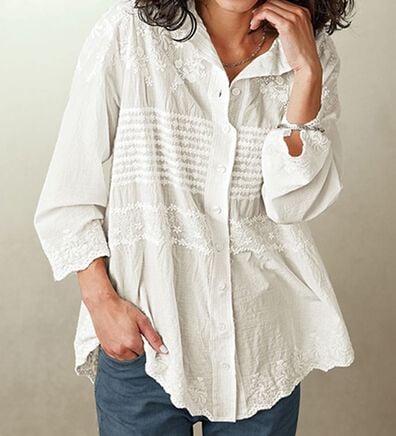 BELLUNA（ベルーナ）の「綿混ワッシャー素材パネル刺しゅうブラウス（ブラウス）」