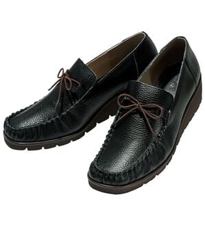 ルフラン（ルフラン）の「＜ラシーナコンフォート＞リボン付４Ｅ手縫いモカシン（フラットシューズ）」｜ブラック