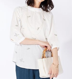 BELLUNA（ベルーナ）の「綿100％とび花刺しゅうブラウス（ブラウス）」｜オフ白