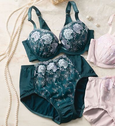 LAVIENNE（ラヴィエンヌ）の「大人の背中美ブラ＆ショーツ（ブラジャー）」