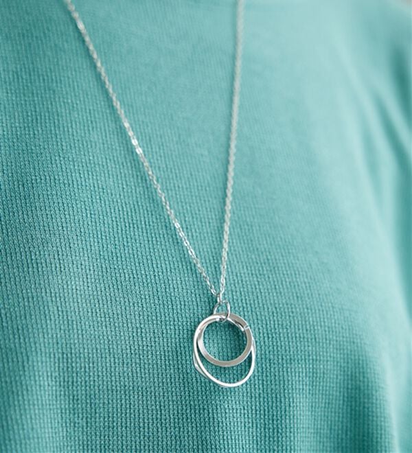 BELLUNA（ベルーナ）の「【新色追加】&ldquo;2点セット&rdquo;ネックレス付！異素材裾タックプルオーバー（カットソー）」｜詳細画像