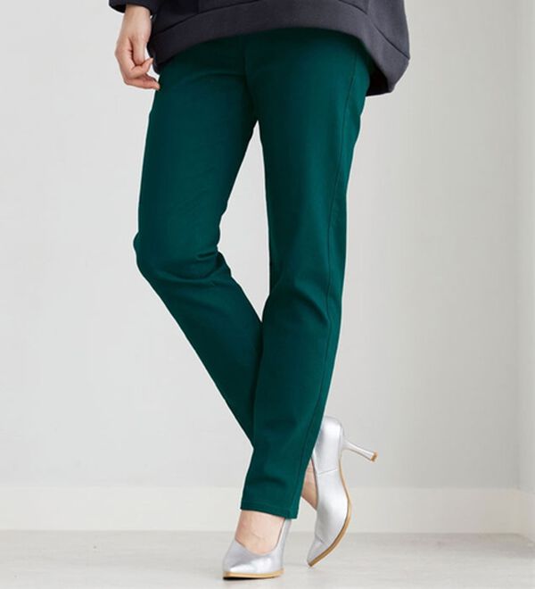 BELLUNA（ベルーナ）の「静電防止！蓄熱綿サテンストレッチカラーパンツ（フルレングスパンツ）」｜グリーン