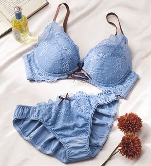 YU'NOW（ユナウ）の「ぷるるん谷間のノンワイヤーブラ＆ショーツ（ブラジャー＆ショーツセット）」｜ブルー系編み上げレース