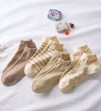 LAVIENNE（ラヴィエンヌ）の「【４足組】かかとフィットスニーカー丈ソックス（靴下・ストッキング）」