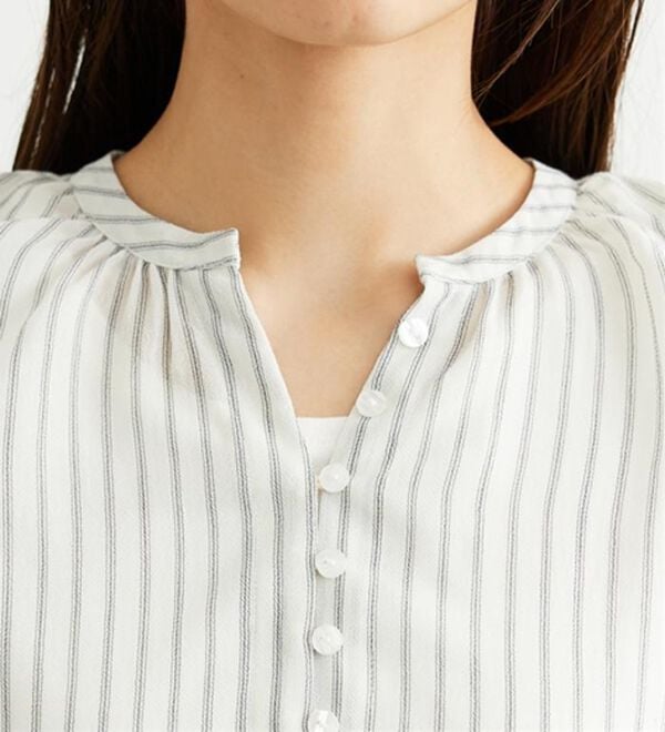 BELLUNA（ベルーナ）の「シャリ感シアー素材多ボタンチュニック（チュニック）」｜詳細画像