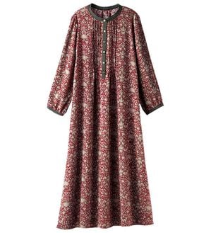 BELLUNA（ベルーナ）の「ビンテージ柄ピンタックデザインワンピース（その他ワンピース）」｜アラベスク(赤系)