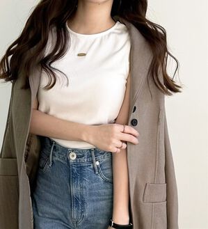 GeeRA（ジーラ）の「ロゴプレートデザインタンクトップ（タンクトップ・キャミソール）」｜オフホワイト