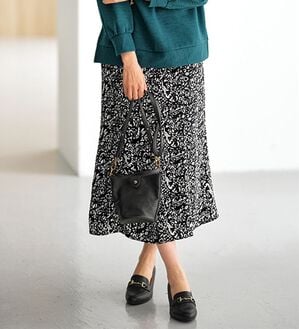 BELLUNA（ベルーナ）の「艶やかプリント切替フレアースカート（ロングスカート）」｜黒系幾何柄