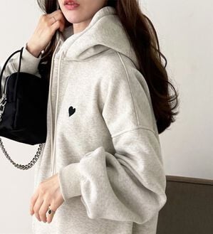 GeeRA（ジーラ）の「ハート刺繍裏起毛スウェットパーカー（パーカー）」｜オートミール