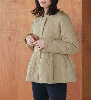 Pierrot（ピエロ）の「ノーカラーフレアキルティングブルゾン（ブルゾン）」｜グレージュ