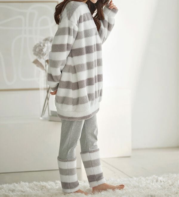 YU'NOW（ユナウ）の「ボアフリースワンピ＆レギンスセット（パジャマ・ルームウェア）」｜詳細画像