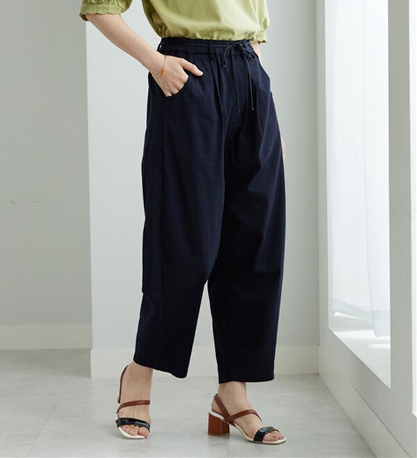BELLUNA（ベルーナ）の「綿スラブ素材タックデザインコクーンパンツ（フルレングスパンツ）」｜詳細画像