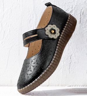 BELLUNA（ベルーナ）の「ゆったりカットワークストラップシューズ（パンプス）」｜ブラック