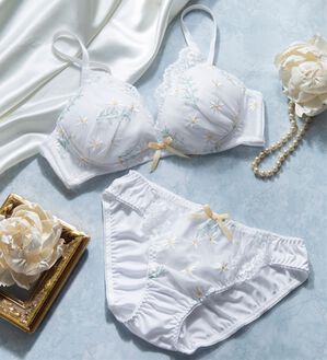 YU'NOW（ユナウ）の「ぷるるん谷間のノンワイヤーブラ＆ショーツ（ブラジャー＆ショーツセット）」｜ホワイト