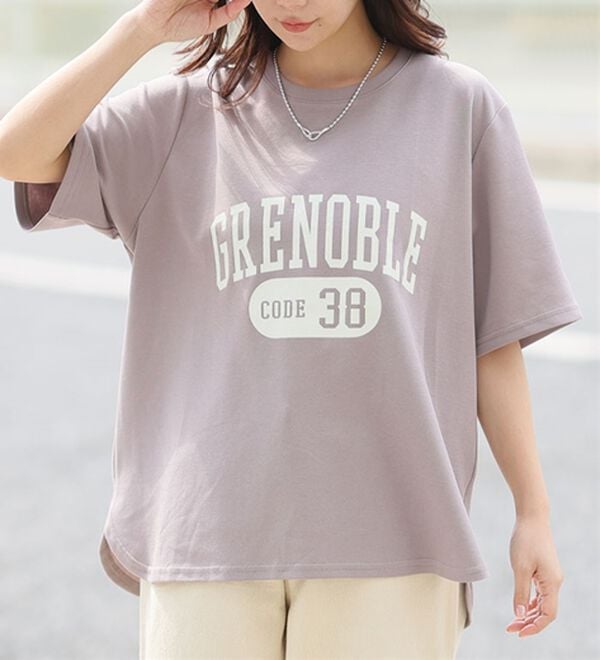 A HAPPY MARILYN（アハッピーマリリン）の「【Ｍ～８Ｌ】【接触冷感・ＵＶ対策】カレッジプリント裾ラウンドＴシャツ（Tシャツ）」｜グレージュ
