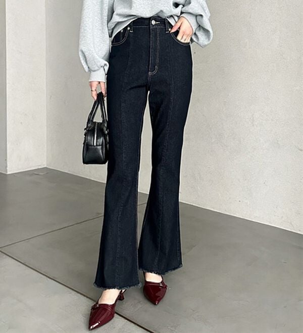 GeeRA（ジーラ）の「センターシームフレアデニムパンツ（フルレングスパンツ）」｜詳細画像