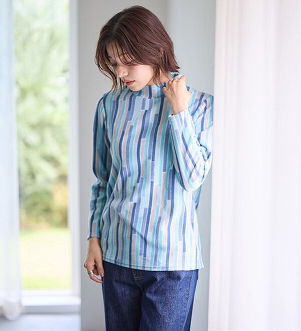 LAVIENNE（ラヴィエンヌ）の「薄手ストレッチフリースのプリントハイネック長袖（ニット・セーター）」｜詳細画像