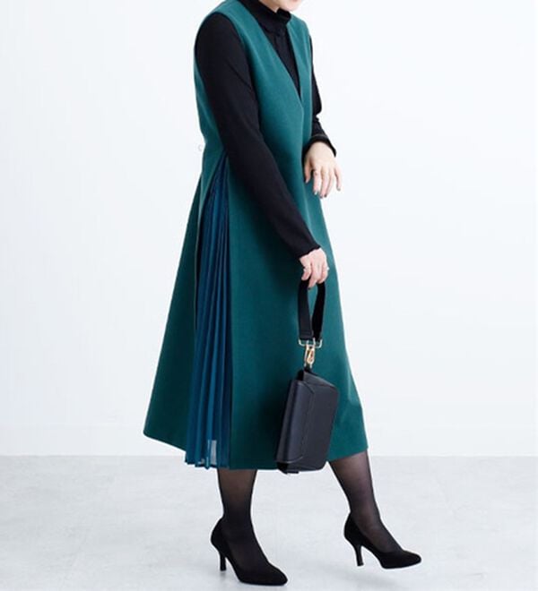 BELLUNA（ベルーナ）の「メルトン素材プリーツ使いジャンパードレス（ジャンパースカート）」｜グリーン