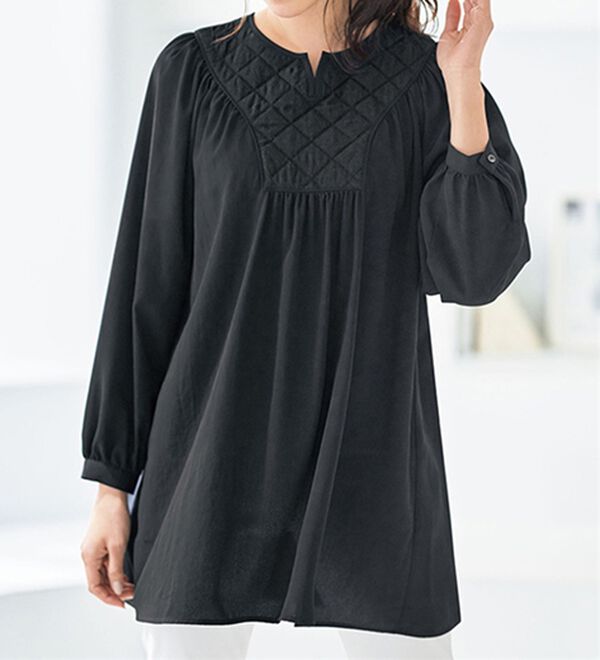 BELLUNA（ベルーナ）の「クールに可愛くキルト切替ギャザーブラウス（チュニック）」｜黒