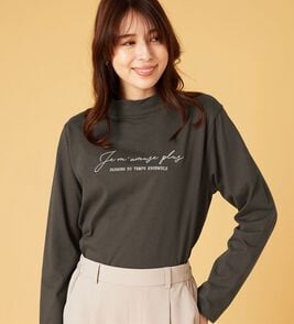 BELLUNA（ベルーナ）の「刺しゅうロゴ使いハイネックプルオーバー（カットソー）」