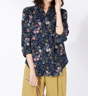BELLUNA（ベルーナ）の「レーヨン素材ギャザー使いプリントブラウス（ブラウス）」｜ネイビー系花柄