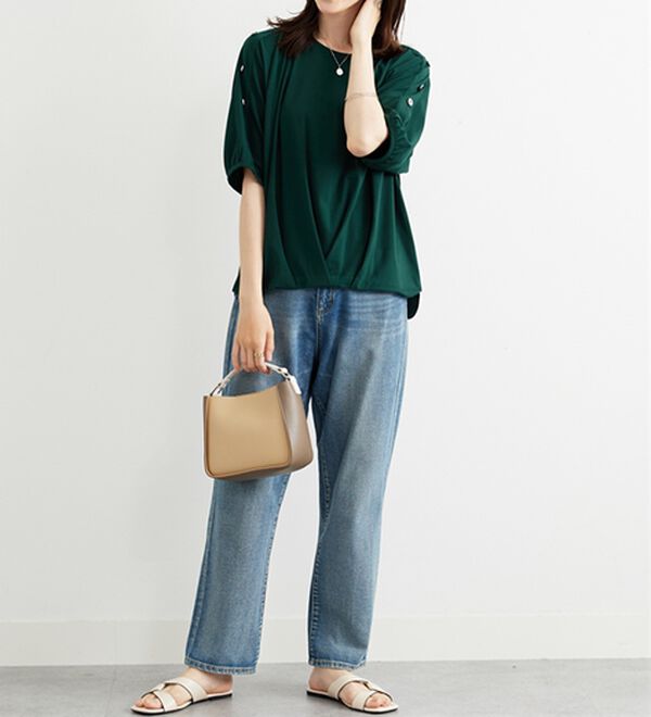 BELLUNA（ベルーナ）の「肩ボタンデザイン裾タックプルオーバー（カットソー）」｜詳細画像